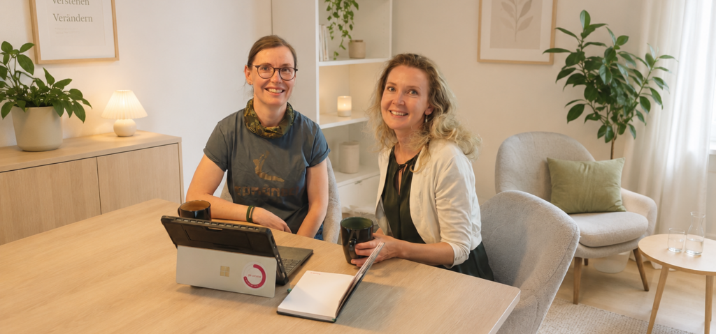 2 Frauen am Tisch